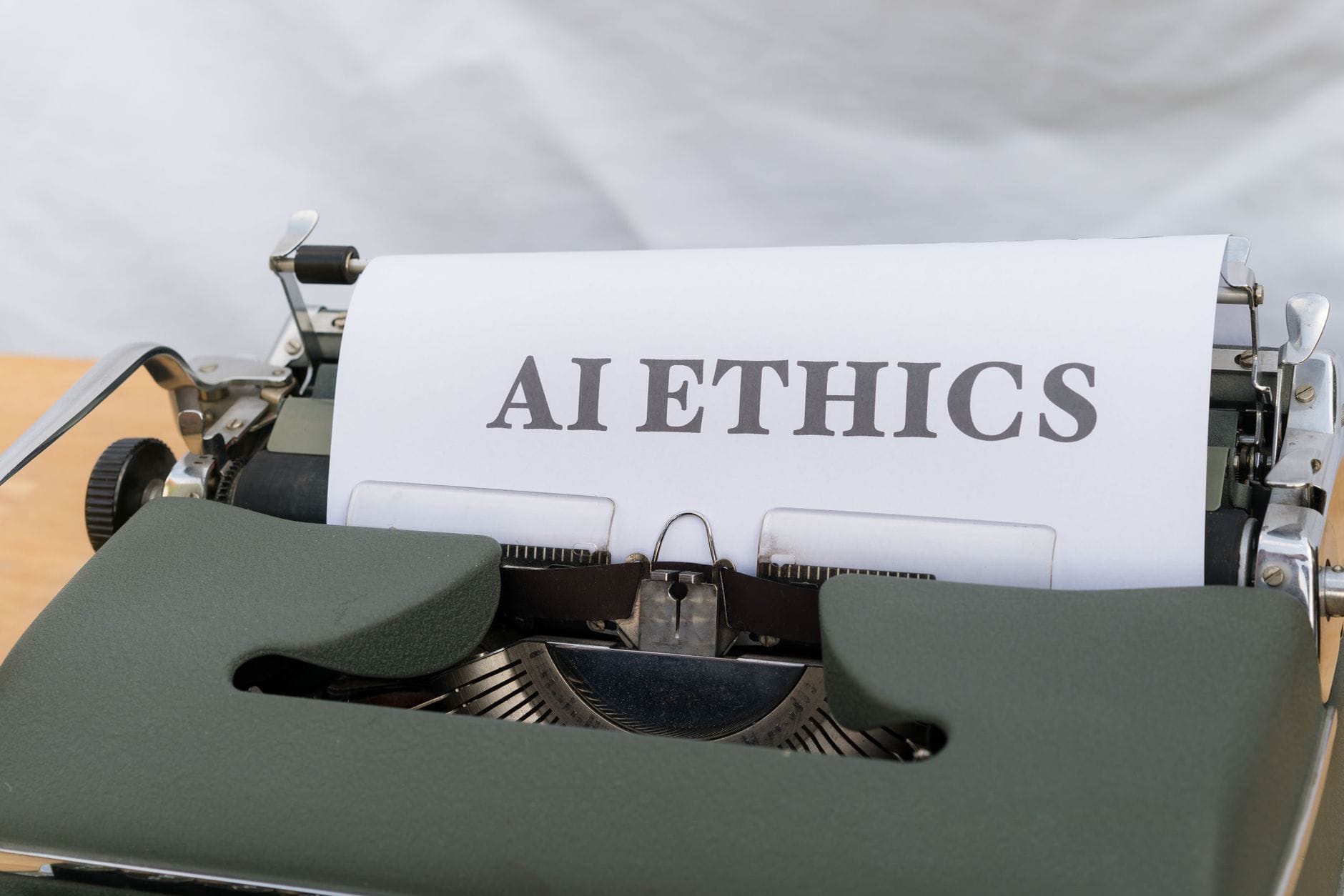 Zbliżenie na starą maszynę do pisania z tekstem AI ETHICS na kartce