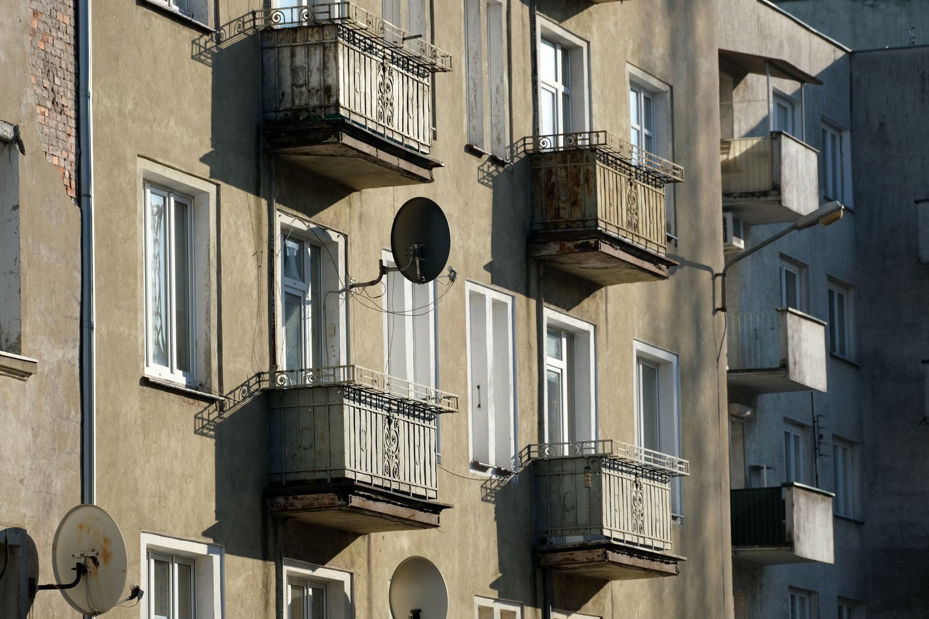 Czyszczenie i zabezpieczanie metalowych elementów elewacji, balkonów i tarasów