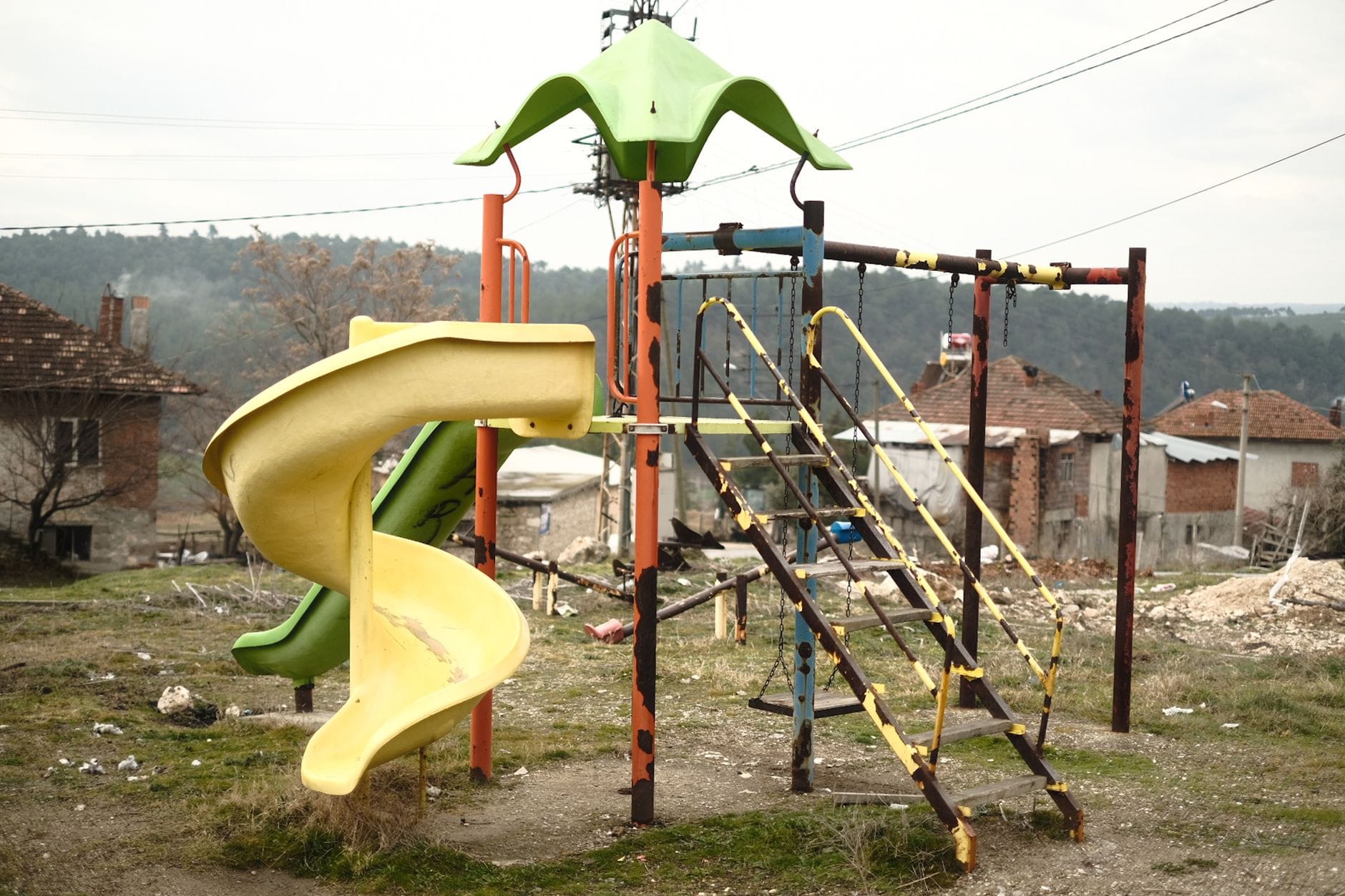 Zabezpieczenie metalowych elementów placów zabaw i małej architektury miejskiej Stara zjeżdżalnia i metalowy plac zabaw na opuszczonym terenie