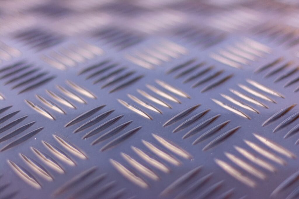 Zbliżenie na ryflowaną powierzchnię metalowej blachy aluminiowej